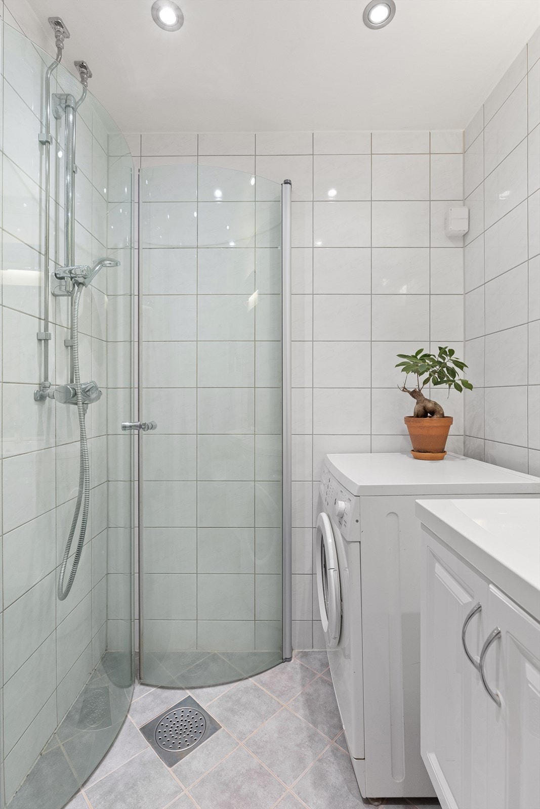 Badet har varmekabler, downlights i takhimlingen og opplegg for vaskemaskin. Galleribilde