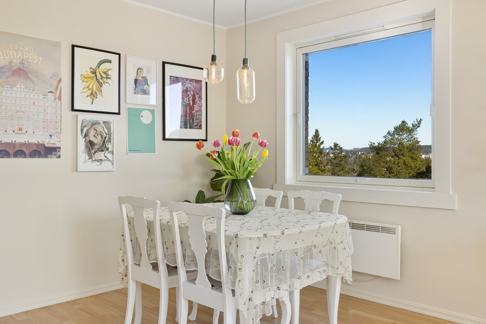 I stuen er det også plass til et stort spisebord hvor du kan samle familie og venner til sosiale sammenkomster. Galleribilde