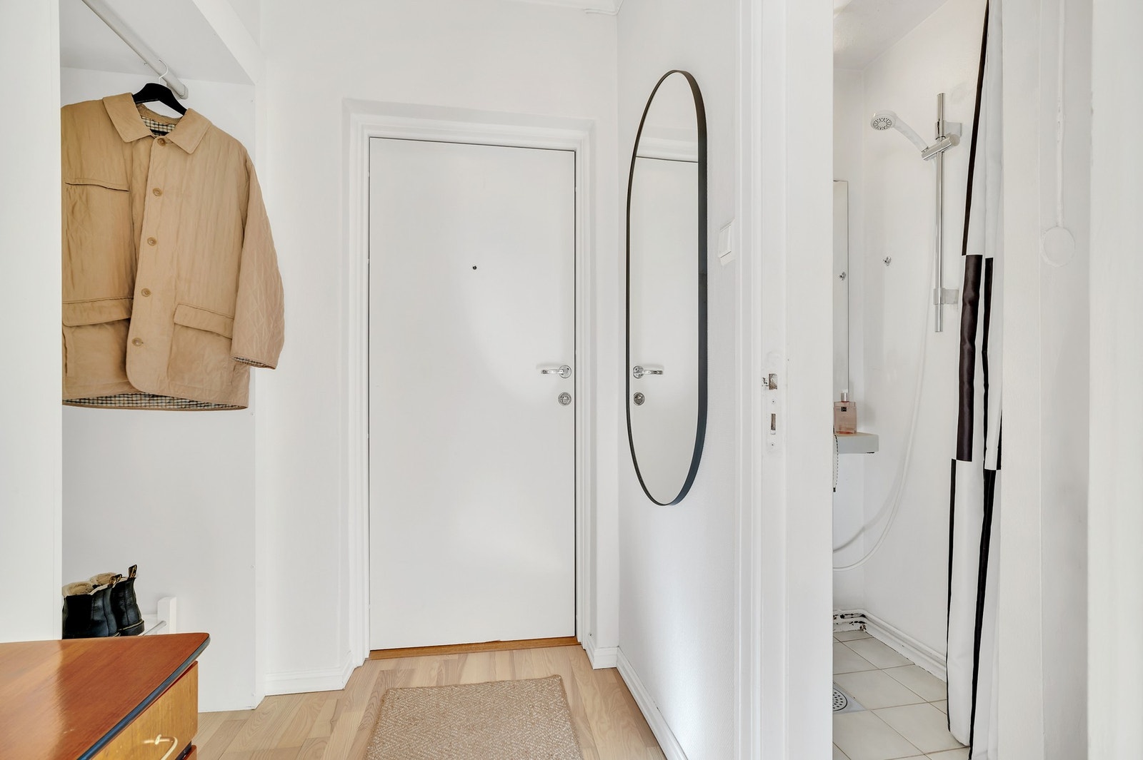 Leiligheten har god plass til oppbevaring, med to kjellerboder. Galleribilde