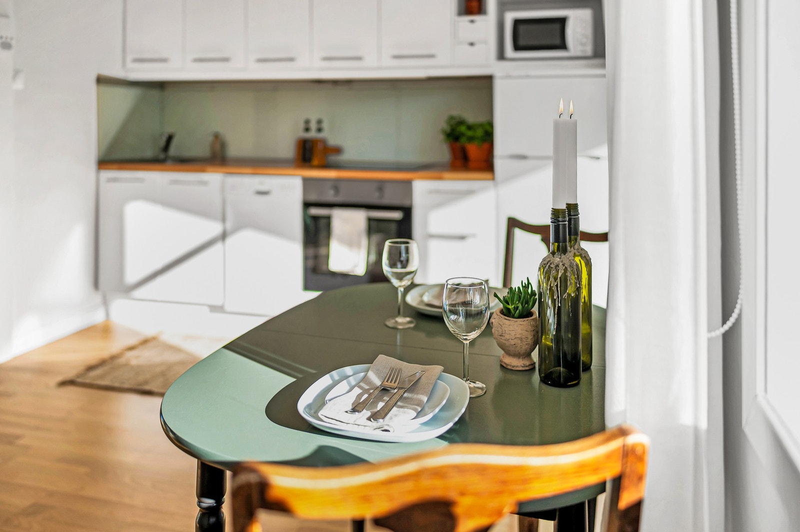 God plass til spisebord ved stuevinduet. Galleribilde