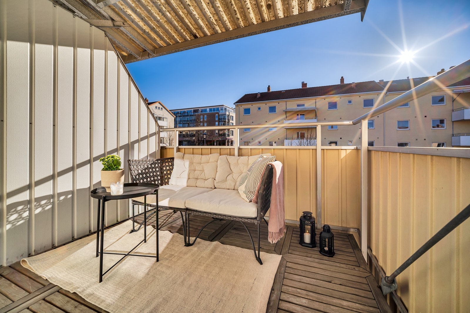 Herlig balkong med god plass til sittegruppe. Galleribilde