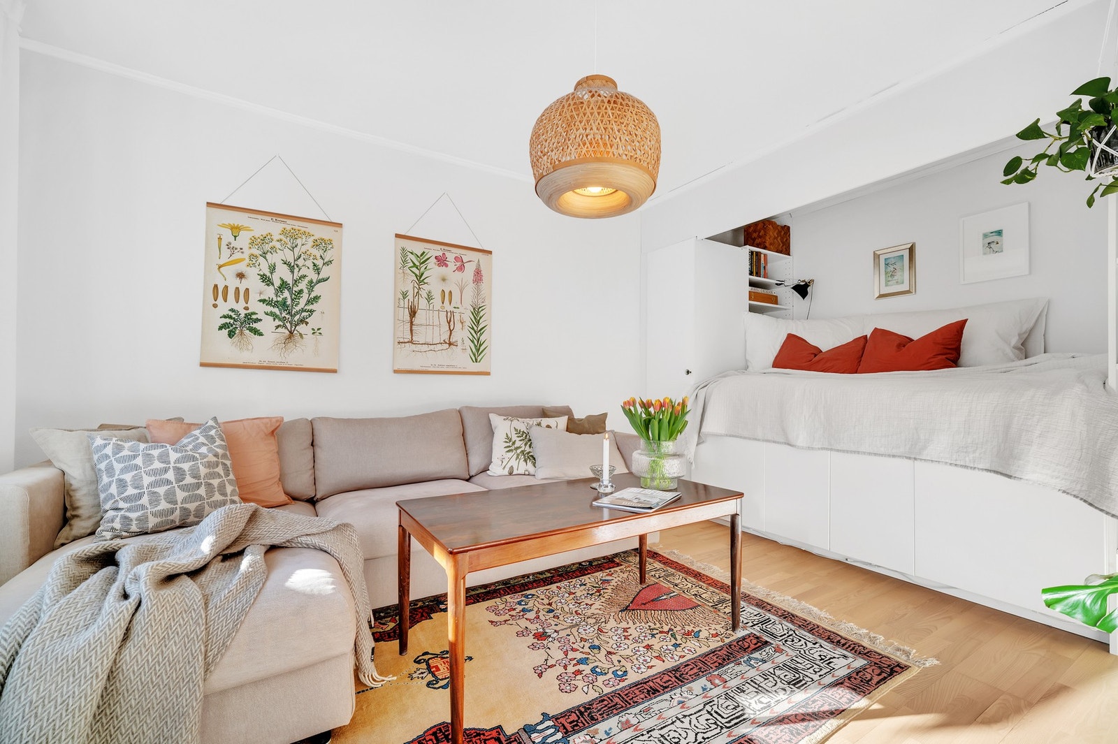 Stuen har god plass til både sofagruppe, spisebord og sovealkove. Galleribilde
