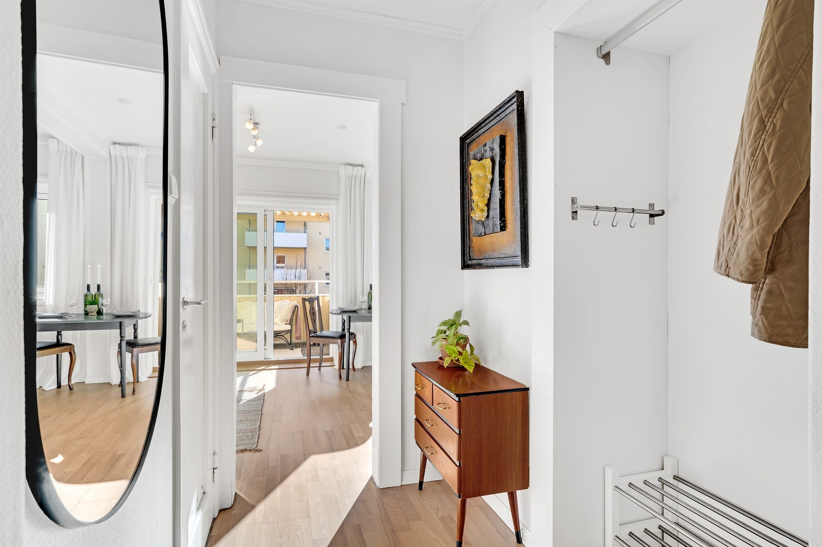 Entré med god plass til oppbevaring av sko og yttertøy. Galleribilde