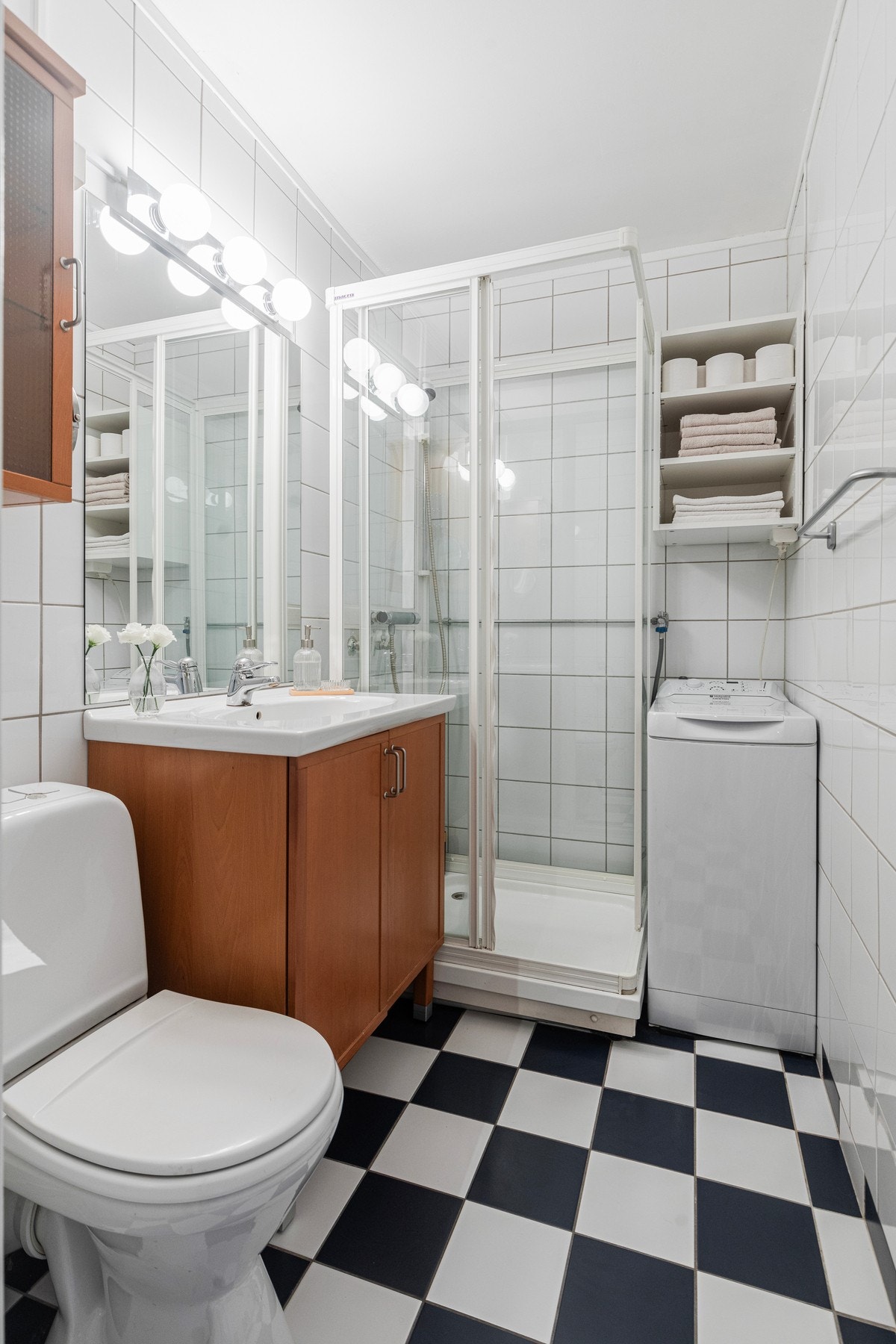 Flislagt bad med dusjkabinett, opplegg for vaskemaskin, toalett og servant med skap. Vaskemaskinen på badet følger også v kjøpet. Galleribilde