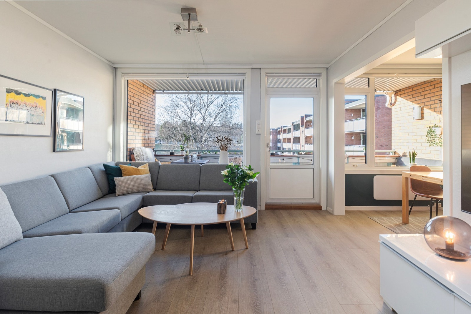 Velkommen til Stallmestervegen 13! En lys og romslig 2-roms leilighet med solrik beliggenhet i området. Leiligheten ligger i byggets 2. etasje. Galleribilde