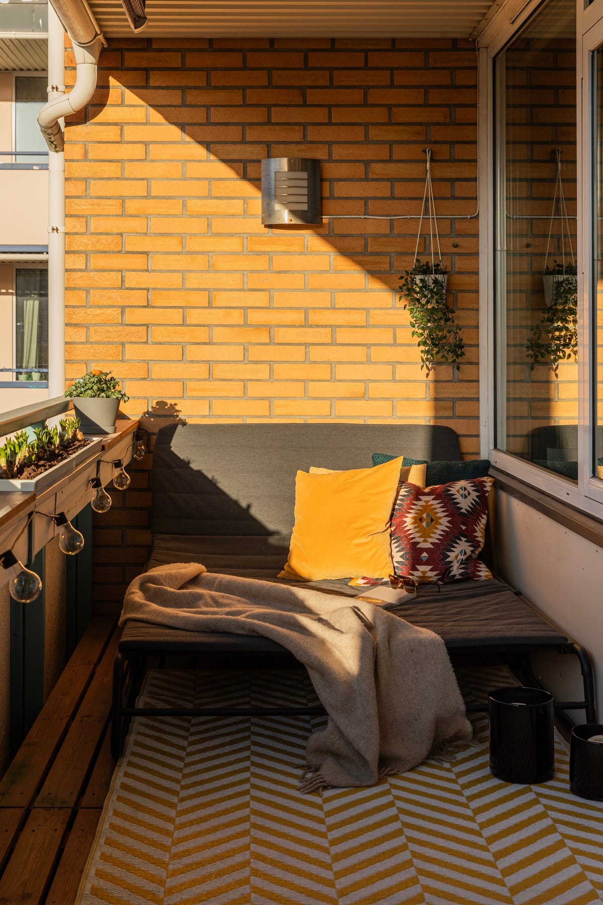 Fra stua har man utgang til en skjermet og privat balkong. Her har man gode solforhold, med sol fra ca. kl 15-21 i sommerhalvåret. Balkongen måler 8,8m². Galleribilde