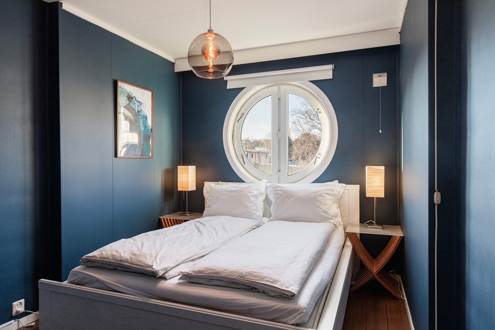 Soverom med god plass til en større dobbeltseng. Rommet måler 8,5m², og vegg-i-vegg med dette rommet har leiligheten et stort garderoberom/disp.rom på 10,8m². Galleribilde