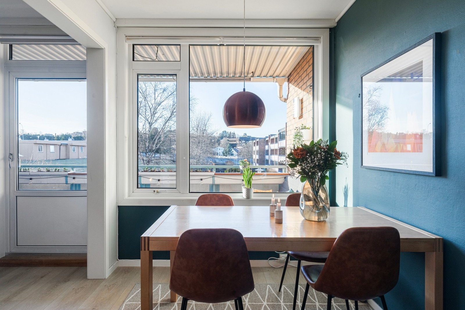 God plass til et spisebord mellom kjøkken og stue. Stue- og kjøkkendelen av leiligheten måler i overkant av 30m². Galleribilde