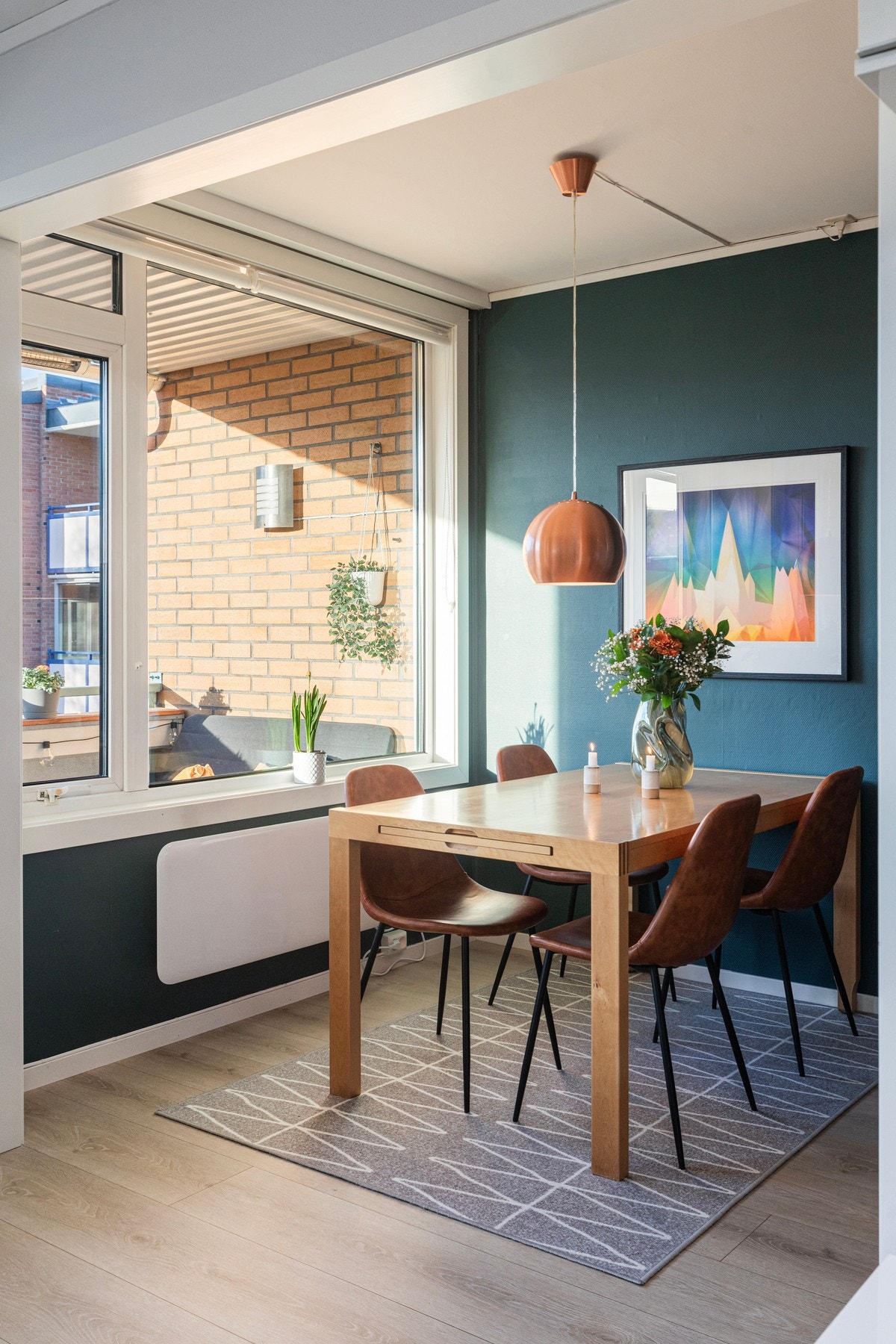 Leiligheten har en fin planløsning, med flere "soner". Kjøkkenet er praktisk trukket tilbake fra stua, med en fin plass til spisebord mellom stue og kjøkkenet. Galleribilde
