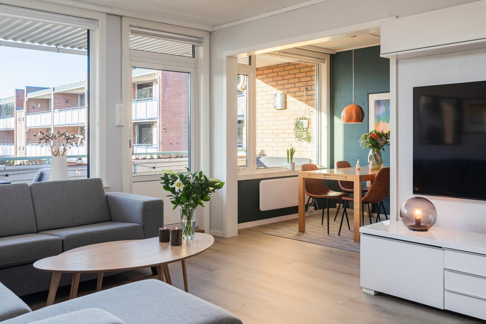 Luftig og innbydende romfølelse, med store vinduer som bidrar til et godt lysinnslipp i leiligheten. Det er lagt nye gulv på stue, kjøkken og gang i 2018. Galleribilde