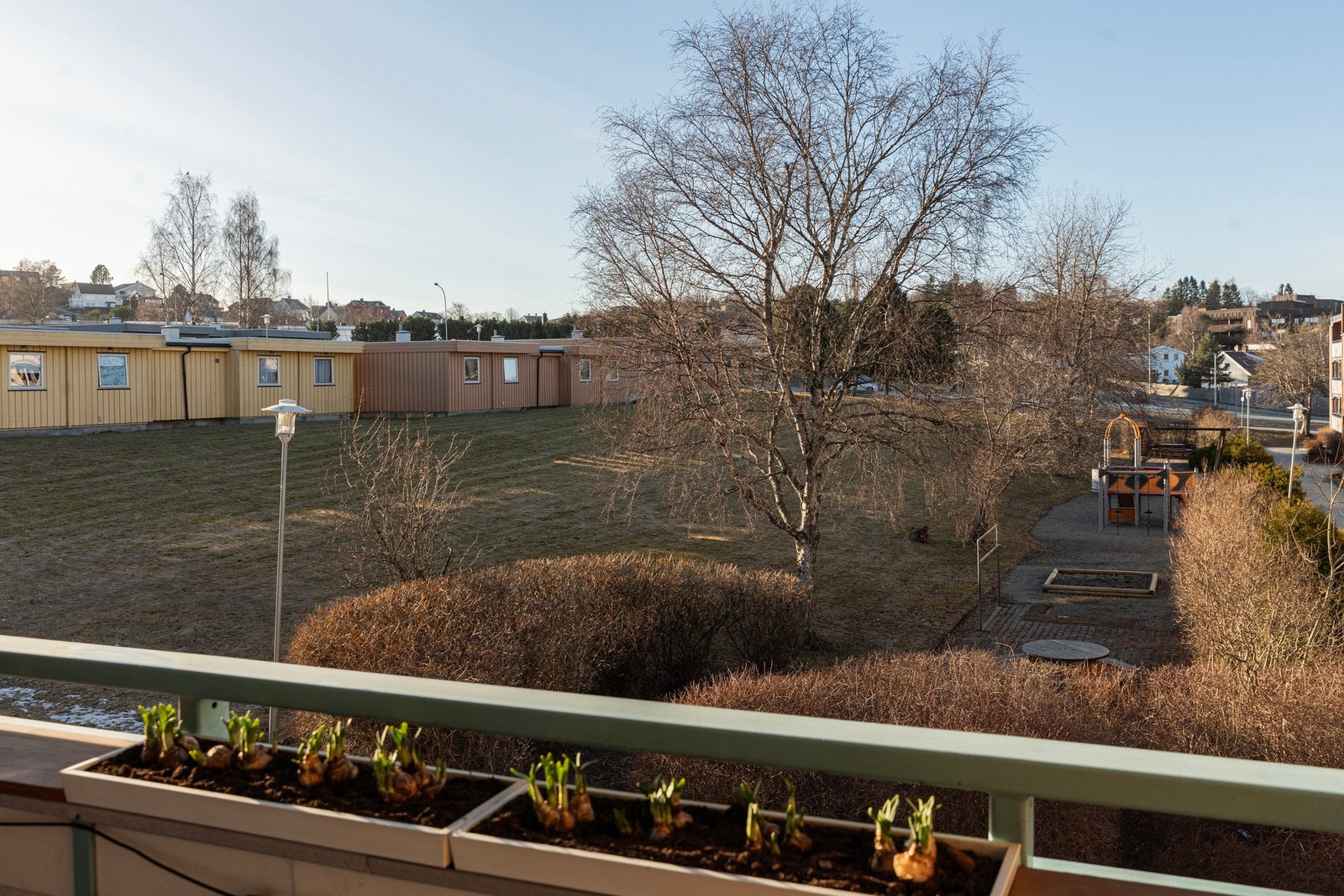 Leiligheten vender også fritt og fint ut mot grønne fellesområder tilhørende borettslaget. Borettslaget er også kjent for å være et godt og trygt sted å bo. Galleribilde