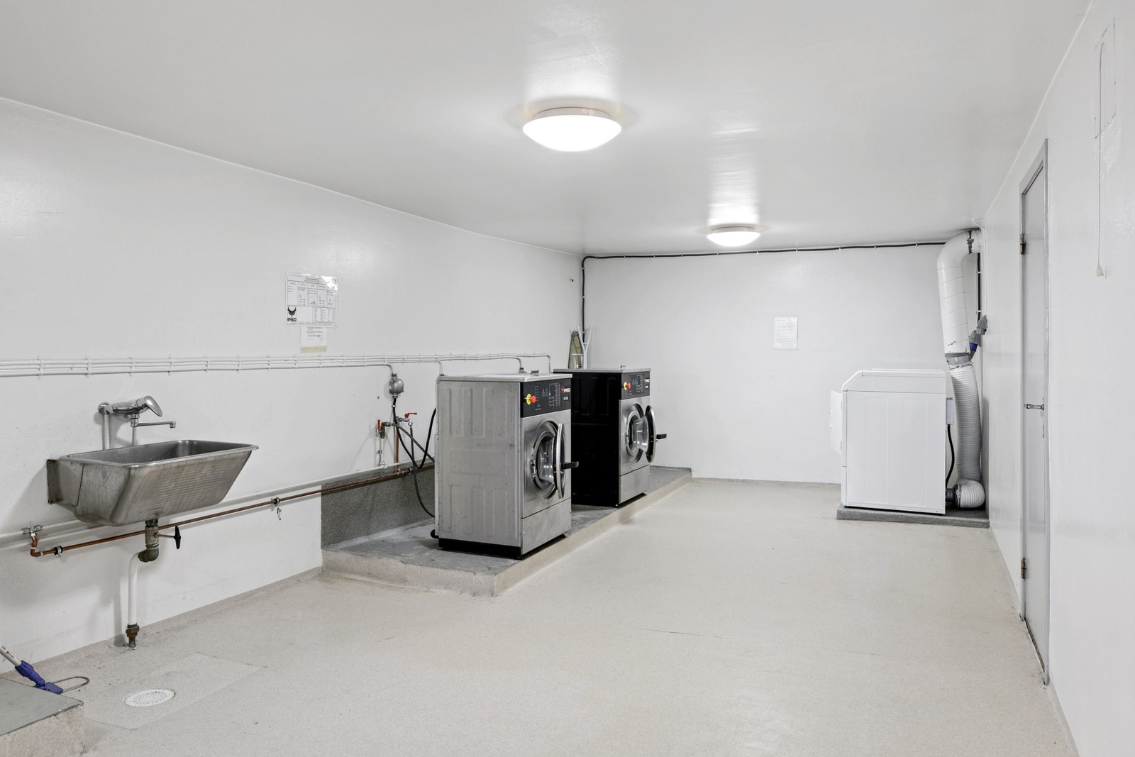 I kjelleretasjen har man også et stort felles vaskerom, med vaskemaskin, tørketrommel, utslagsvask og et praktisk tørkerom. Sistnevnte er perfekt for å tørke sengetøy, håndduker o.l. Galleribilde
