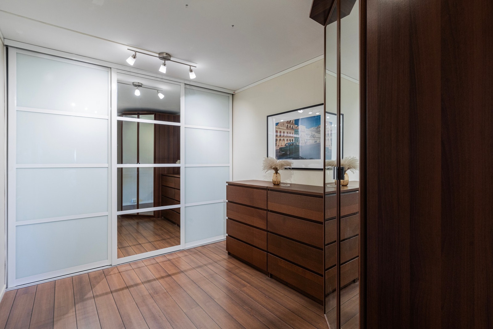 Stort garderoberom/disp.rom som måler hele 10,8m². Skyvedørsgarderobe langs den ene veggen av rommet, samt et større skap som også følger av kjøpet. Galleribilde