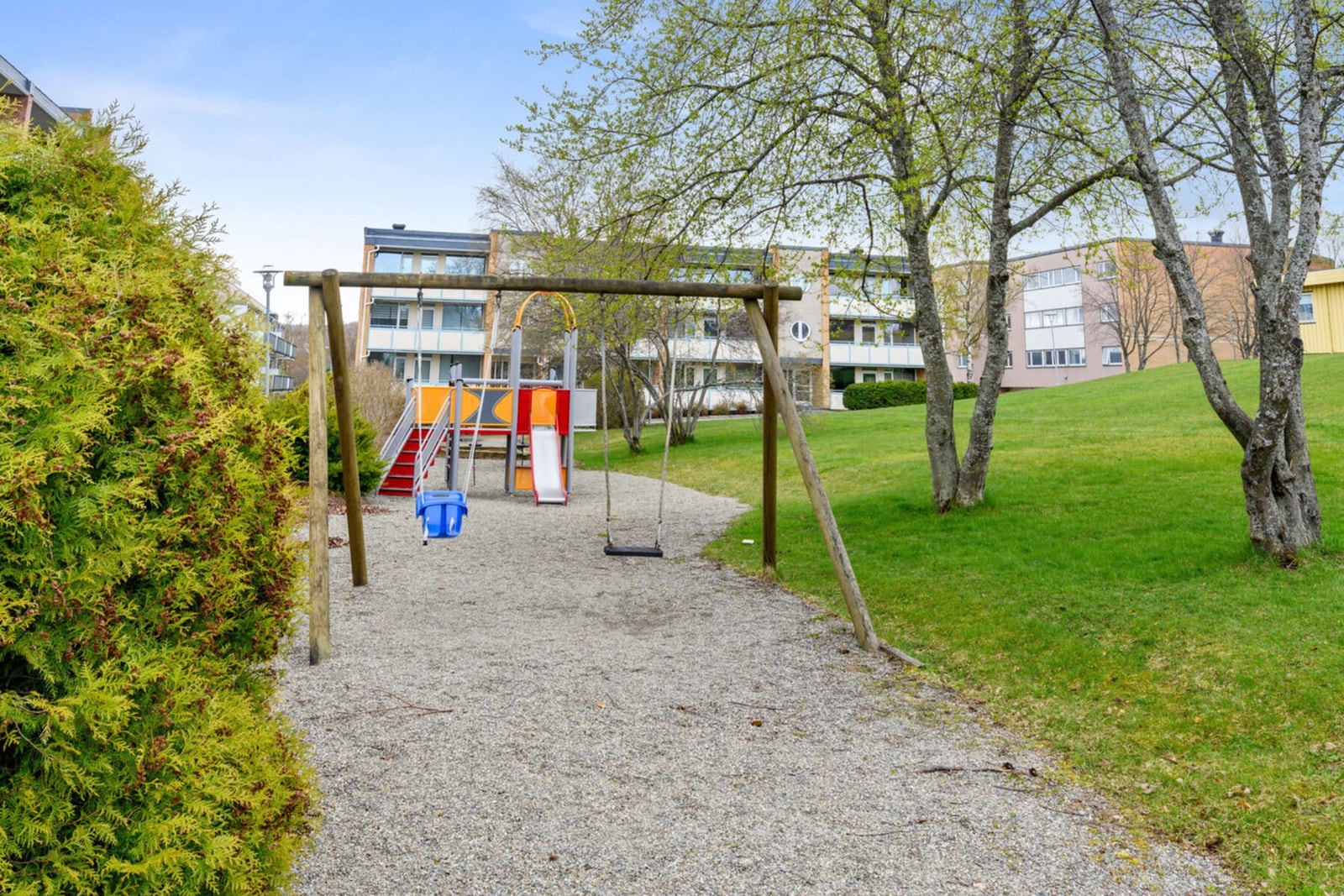 Nabolaget har flere fine uteplasser, med sittegrupper og lekeapparater. Borettslaget har også et felles miljøhus som er tilgjengelig for leie til arrangement, til info. Galleribilde