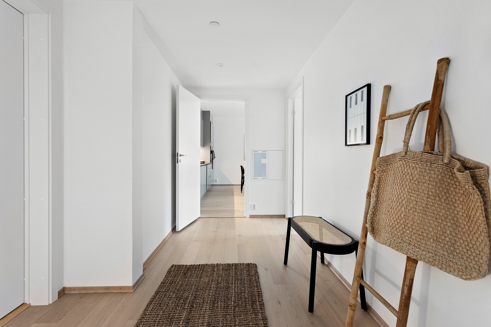 Fra entréen er det adkomst til alle rom i leiligheten. Galleribilde