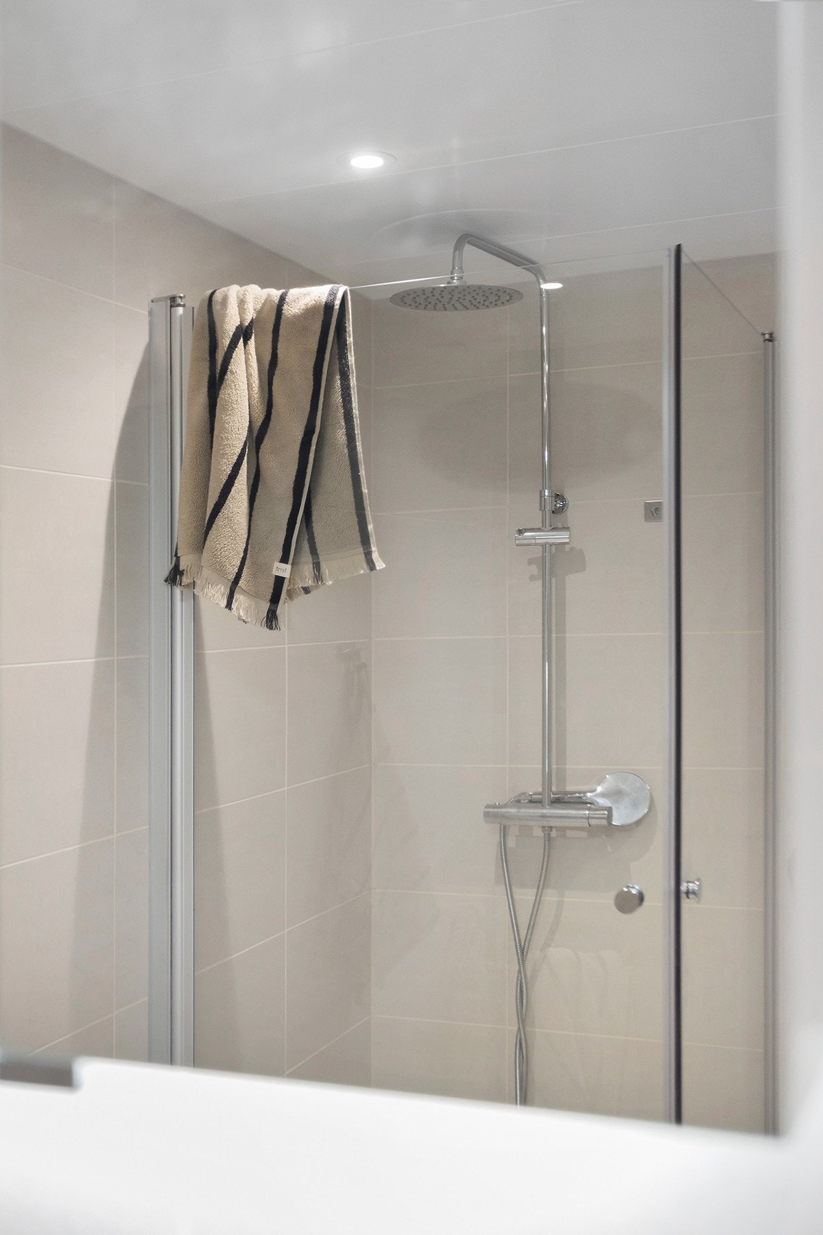 Vegghengt toalett og inn -og utadslående dusjvegger. Galleribilde