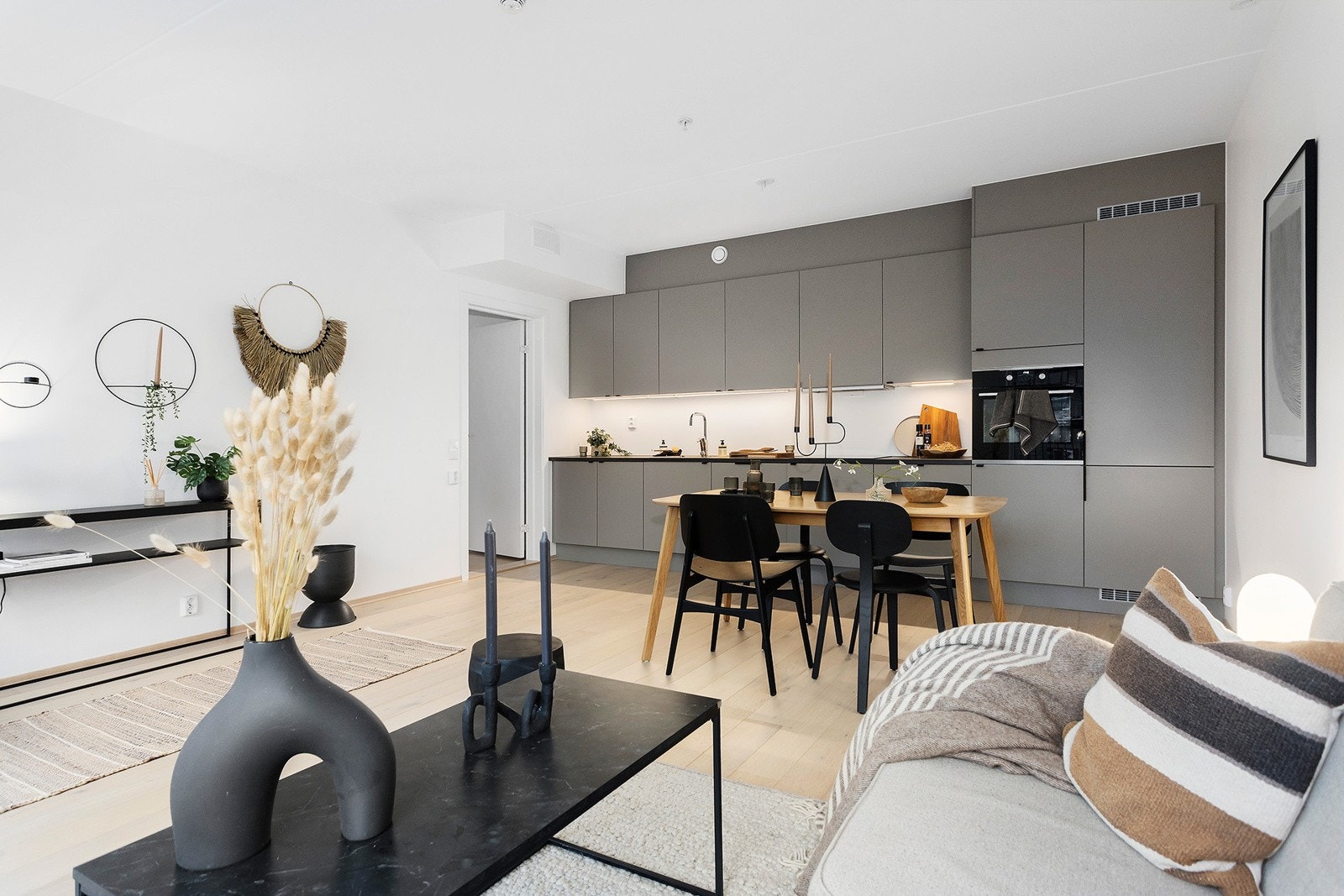 Leiligheten har en åpen stue/kjøkken løsning. Galleribilde