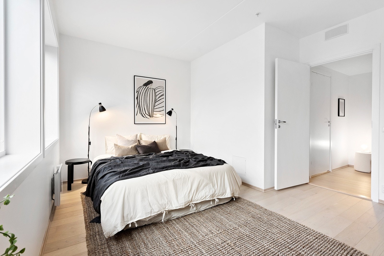 God plass til dobbeltseng, nattbord og garderobeløsning. Galleribilde