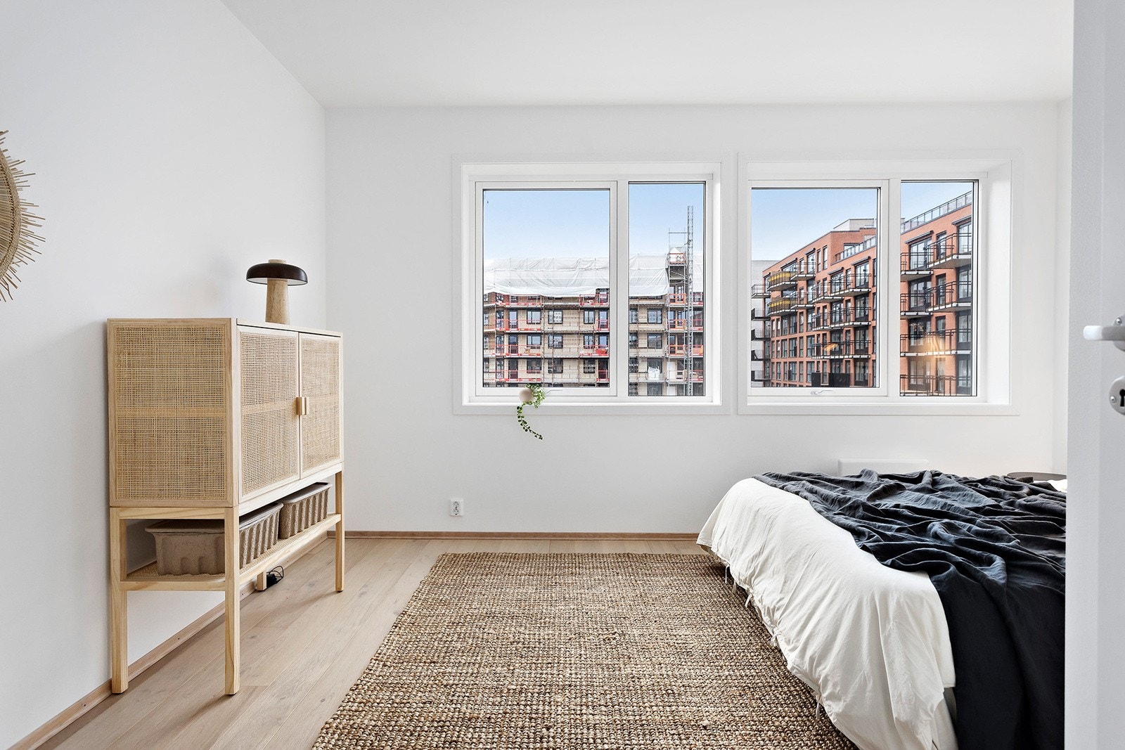 Store vindusflater som gir god med naturlig lys. Vender ut mot rolig gårdsrom. Galleribilde