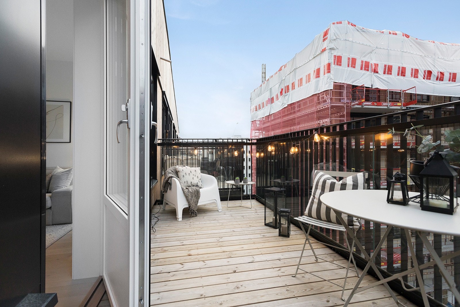 God plass til utemøbler, beplantning og grill. Galleribilde