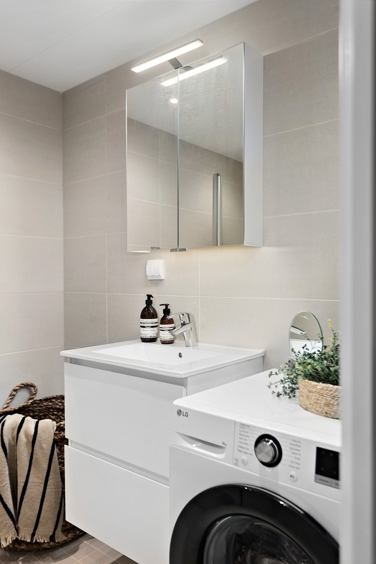 Enkel servant med skuffer under, skap med speilfronter og belysning. Galleribilde