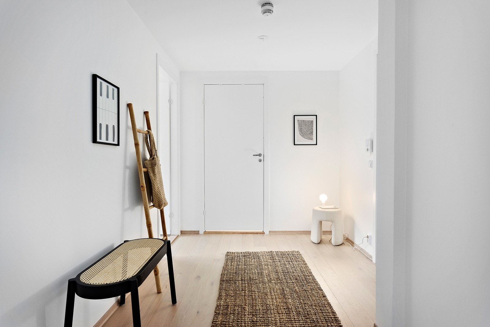 Velkommen inn i leiligheten. Entréen er romslig med plass til å sette fra seg sko og henge fra seg yttertøy. Galleribilde