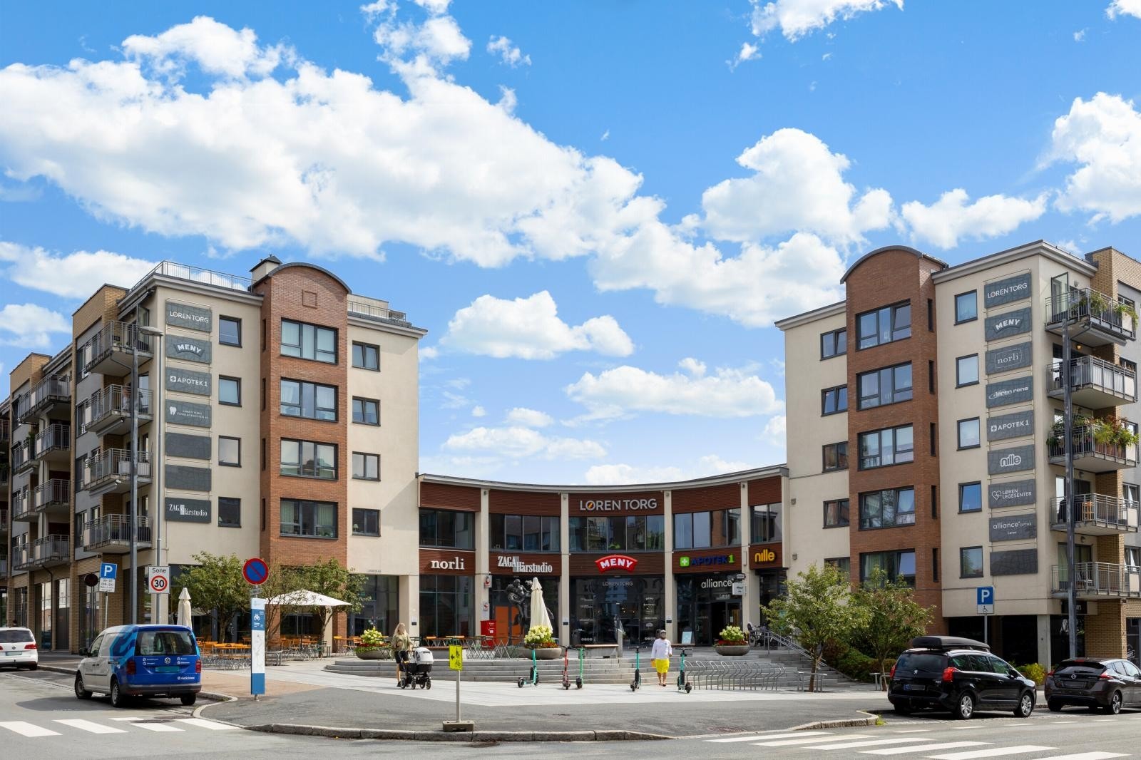 Løren torg med en rekke servicetilbud. Galleribilde