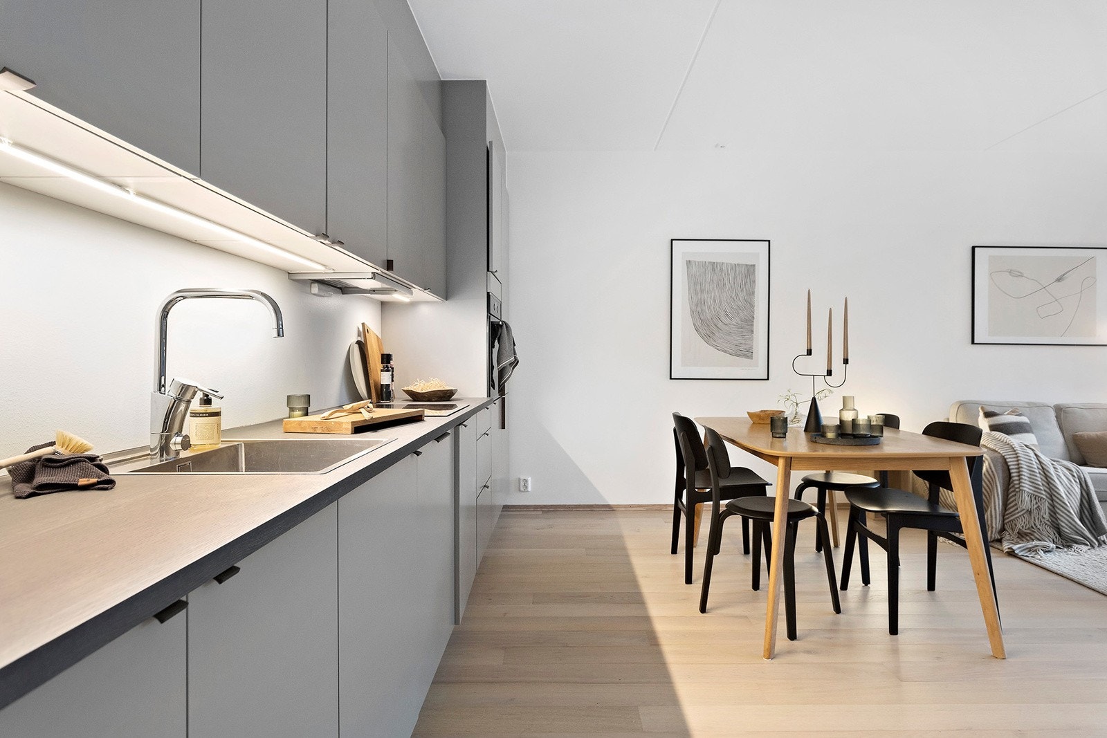 Stor benkeplate som gir mye arbeidsrom på kjøkkenet. Galleribilde