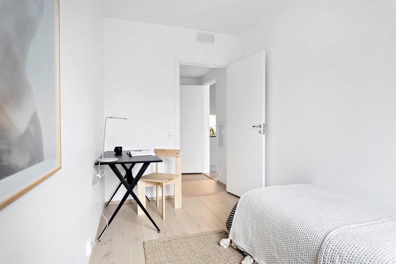 Plass til seng, garderobe/skrivepult og nattbord. Galleribilde