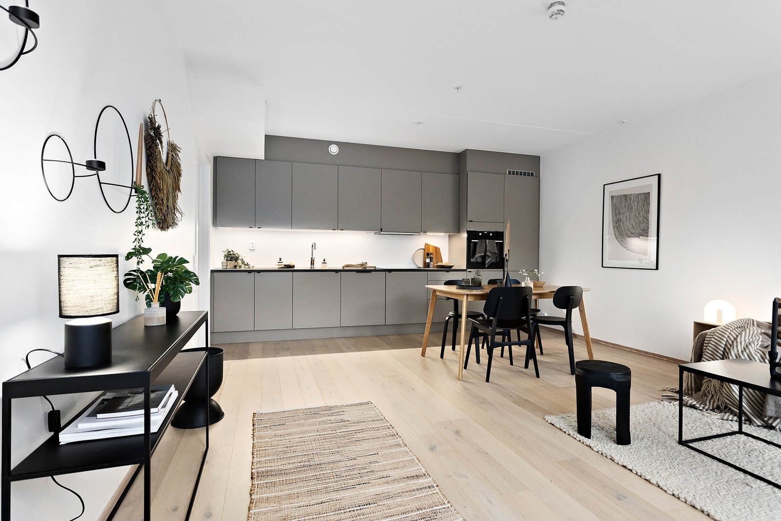 Kjøkkene ligger fint til i enden av rommet som skaper en naturlig avdeling mellom kjøkken og stue. Galleribilde