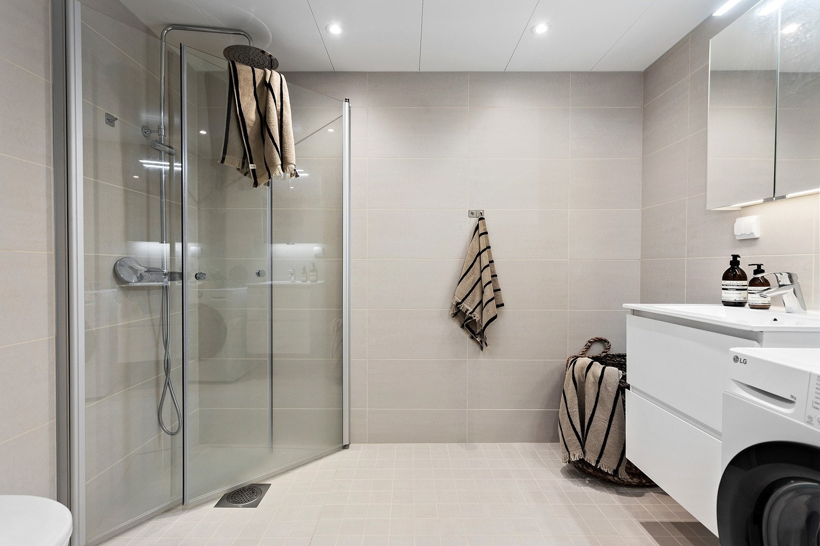 Vannbåren gulvvarme og downlights i himling. Galleribilde