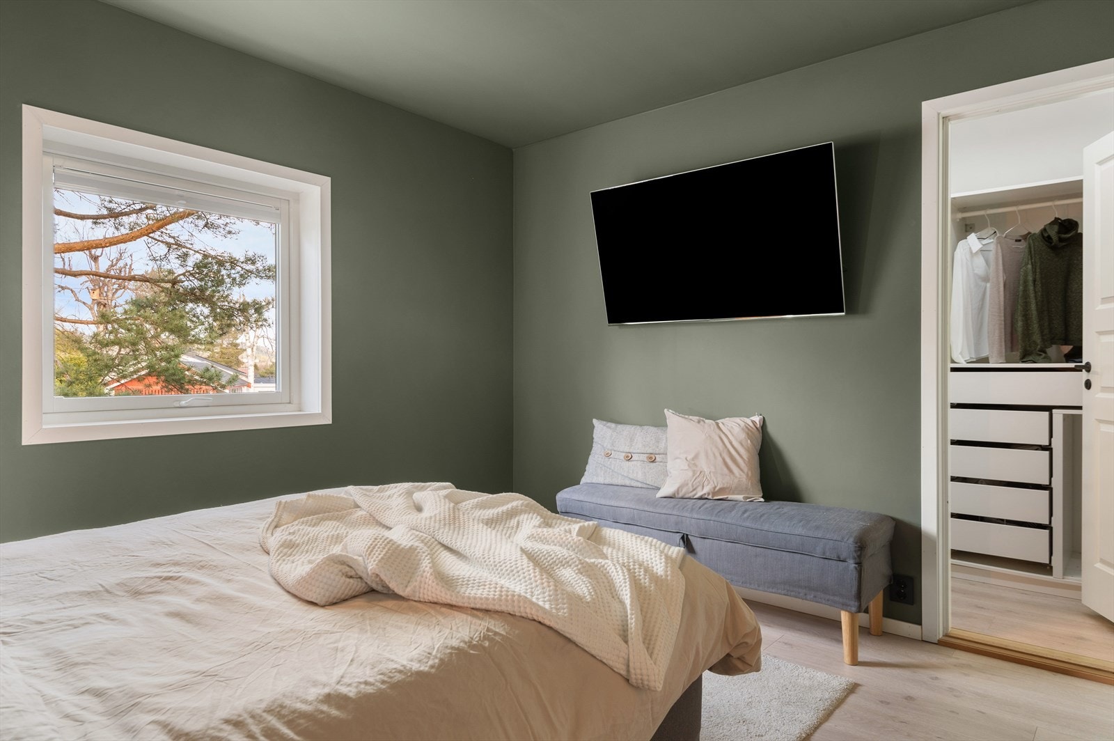 Omkledningsrommet er på ca. 5 kvm og har en smart innredning med skuffer, hyller og heng. Galleribilde