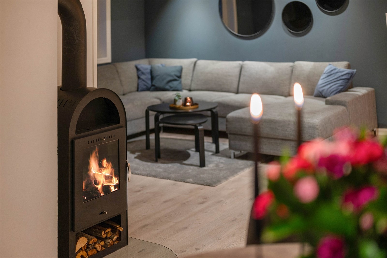 Som oppvarming har stuen både varmepumpe og peisovn. Galleribilde