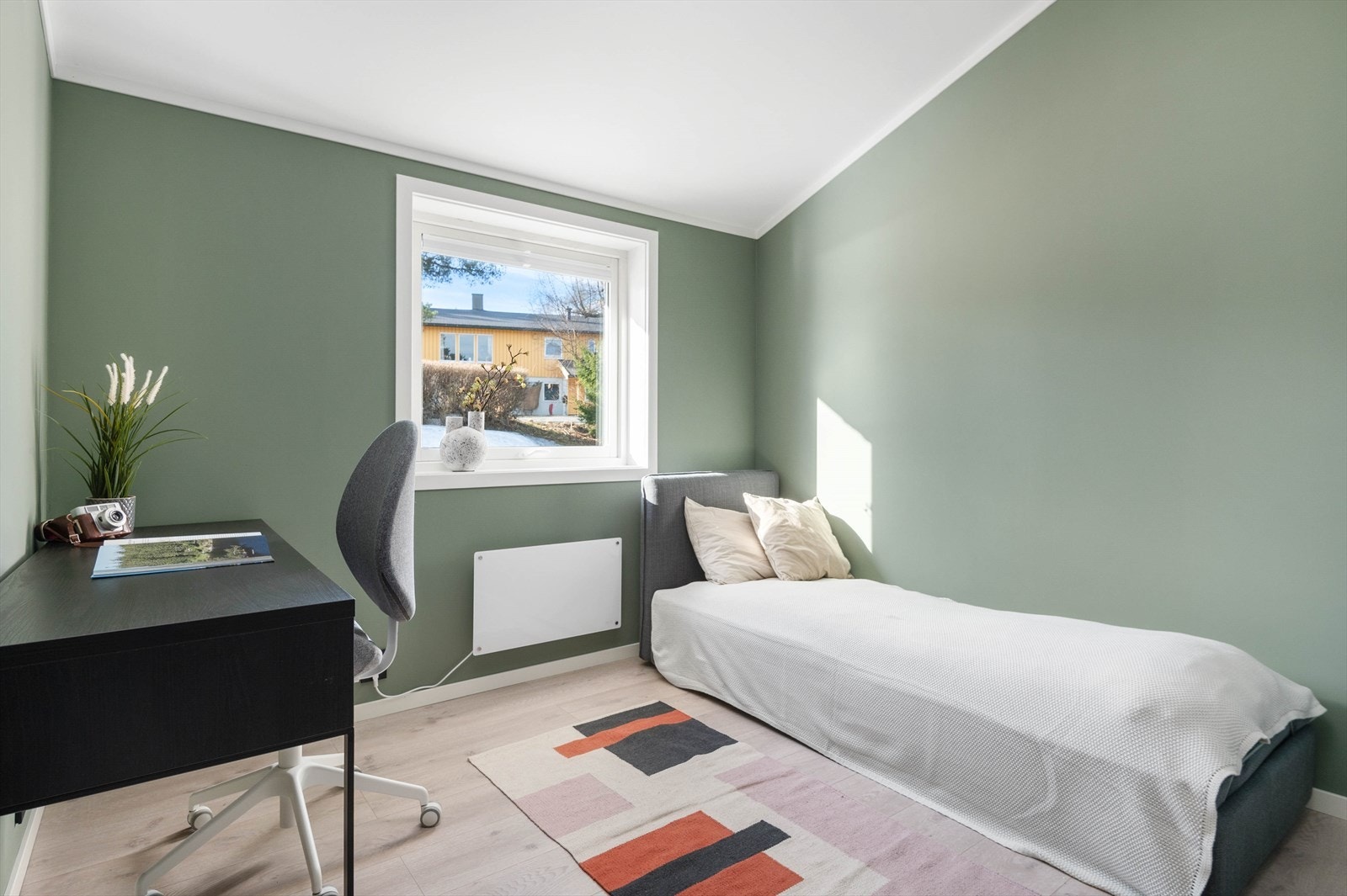 Det minste soverommet ble utvidet og oppusset i 2021 med enstavs laminatgulv, vegger og tak. Galleribilde