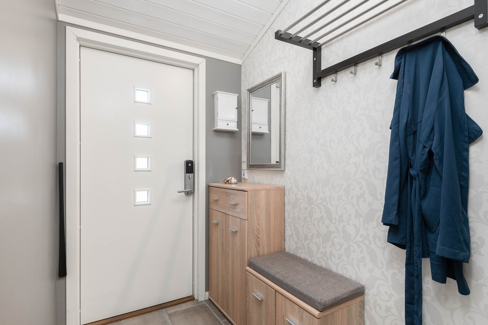 I entreen er det flislagt gulv, hattehylle og plass til skoskap eller lignende. Galleribilde