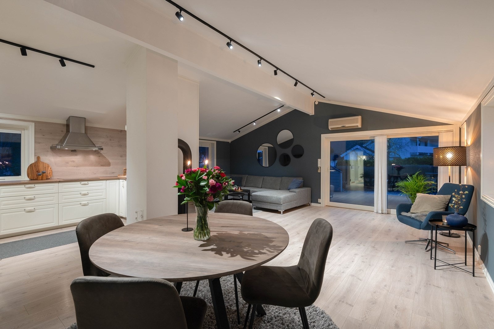 I grensen mot kjøkkenet er det god plass til spisebord. Galleribilde