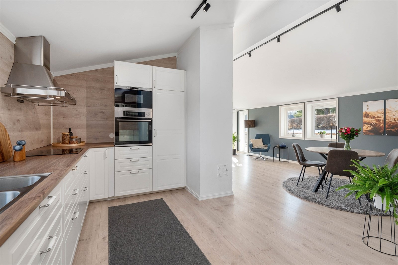 Kjøkkenet ligger delvis åpent mot stuen. Kjøkkenet er oppusset i 2016. Galleribilde