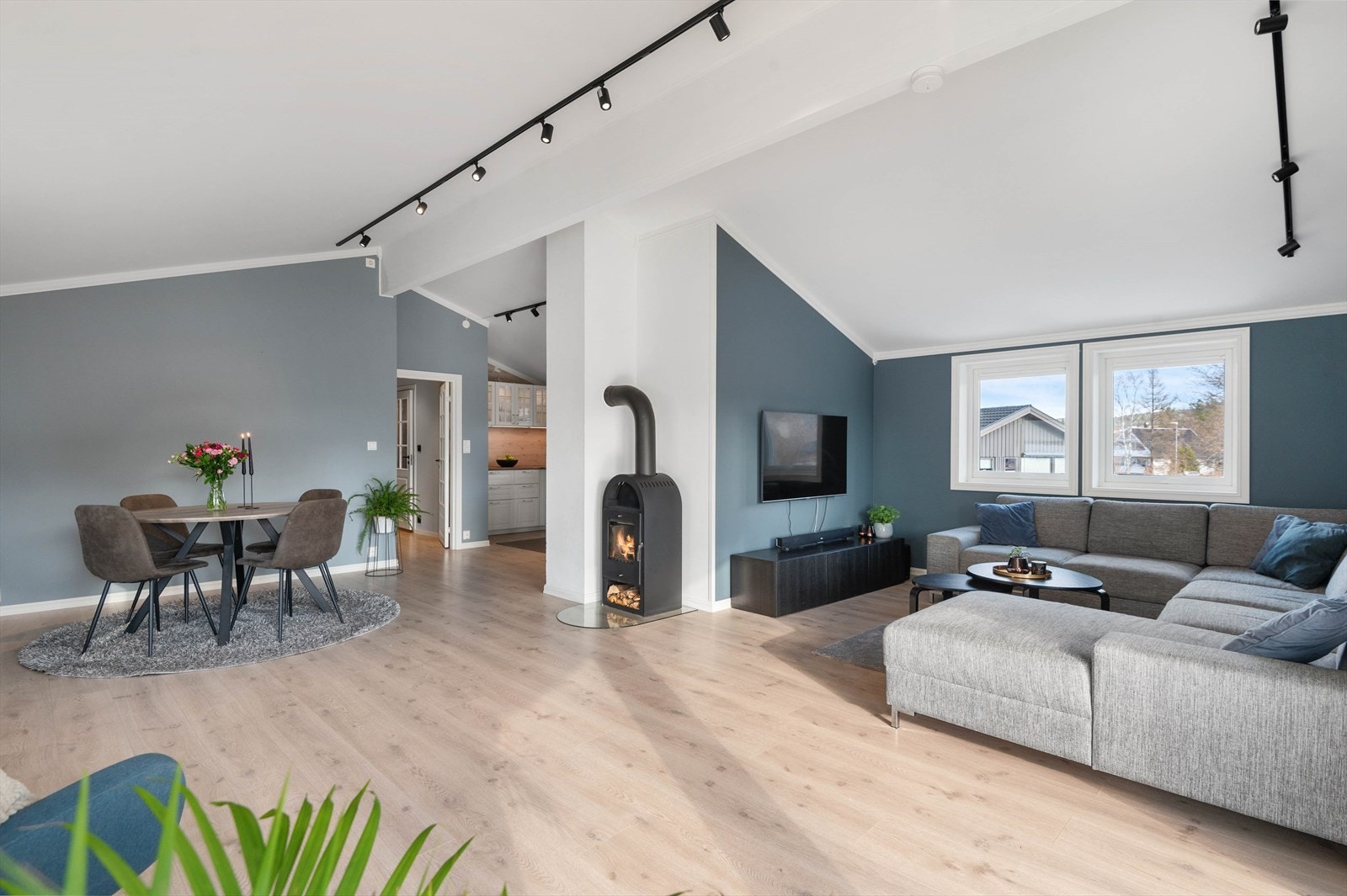 Eneboligen er vesentlig oppgradert i perioden 2014-2023 med blant annet kjøkken, stue, bad, vaskerom, etterisolering, drenering, terrasse, inngangsparti og rominndeling. Galleribilde