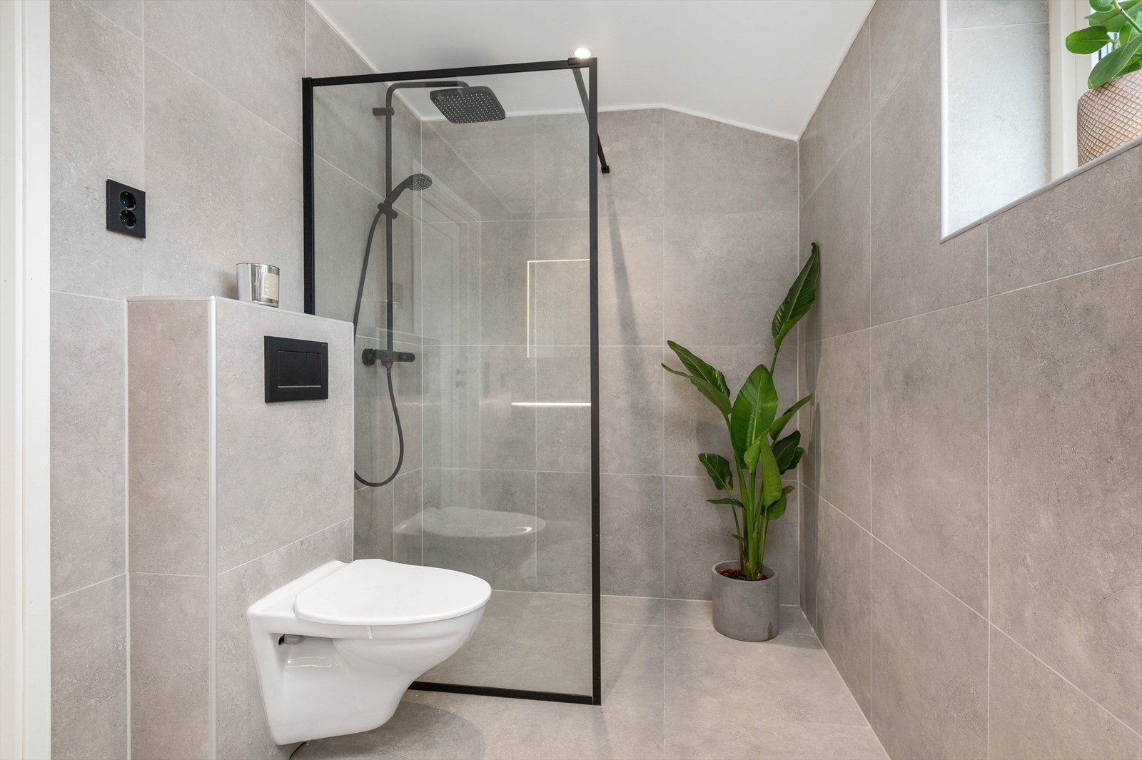 Badet har gulvvarme, downlights, vegghengt toalett og regnfallsdusj. Galleribilde