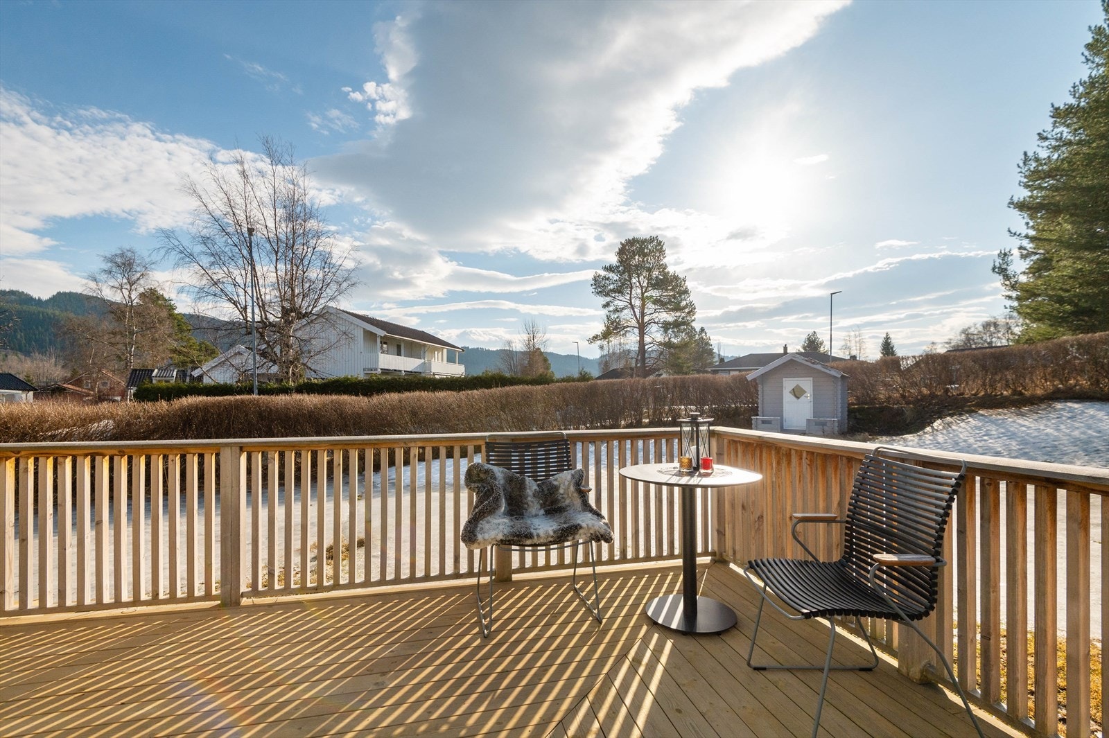 I tillegg til sofa kan terrassen møbleres med lounge, solsenger og grill om ønskelig. Galleribilde