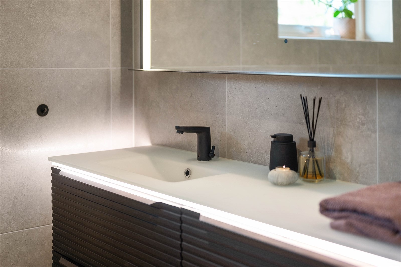 Lyset under servanten er en lekker detalj. Galleribilde