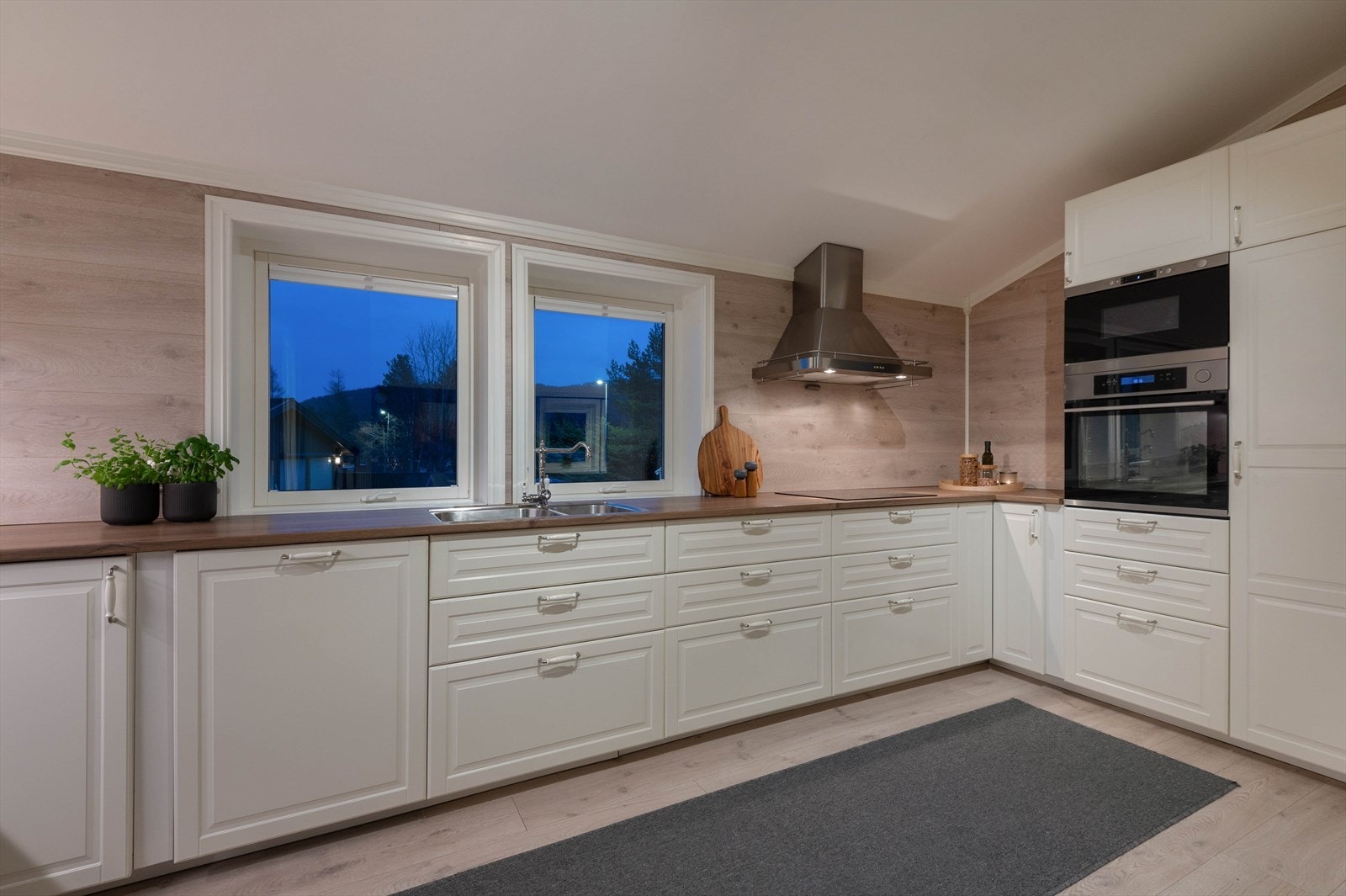 Alle hvitevarer er integrert og består av koketopp, mikro, stekeovn, oppvaskmaskin og kjøleskap. Galleribilde