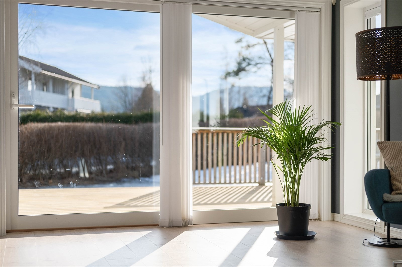 Fra stuen kan man gå rett ut på den store, solfylte terrassen. Galleribilde