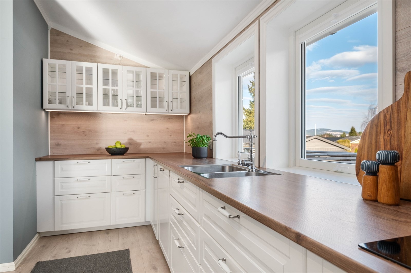 Kjøkkeninnredningen er smart utformet og bidrar til mye skapplass og gode arbeidsflater. Galleribilde