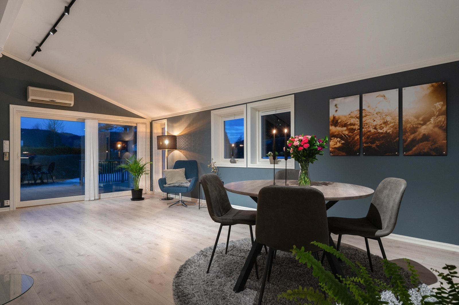 Stuen er et nydelig rom med god takhøyde. Galleribilde