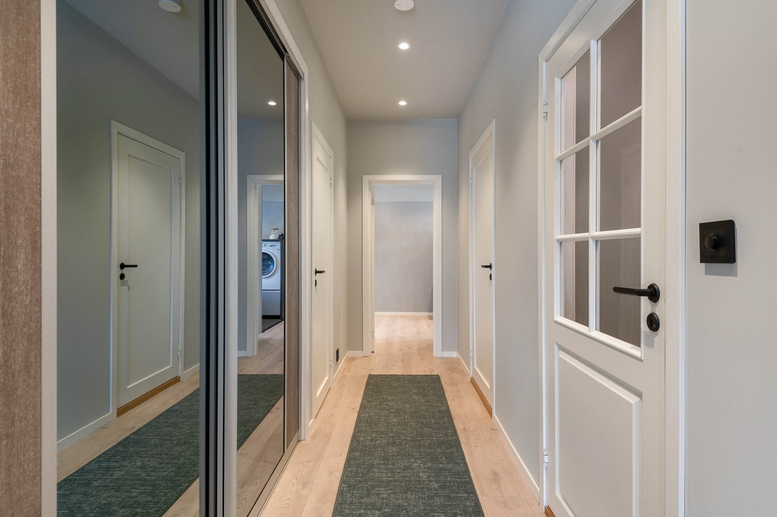 Entreen ble pusset opp sommeren 2022 og har en romslig skyvedørsgarderobe til yttertøy, sko og annet utstyr. Galleribilde