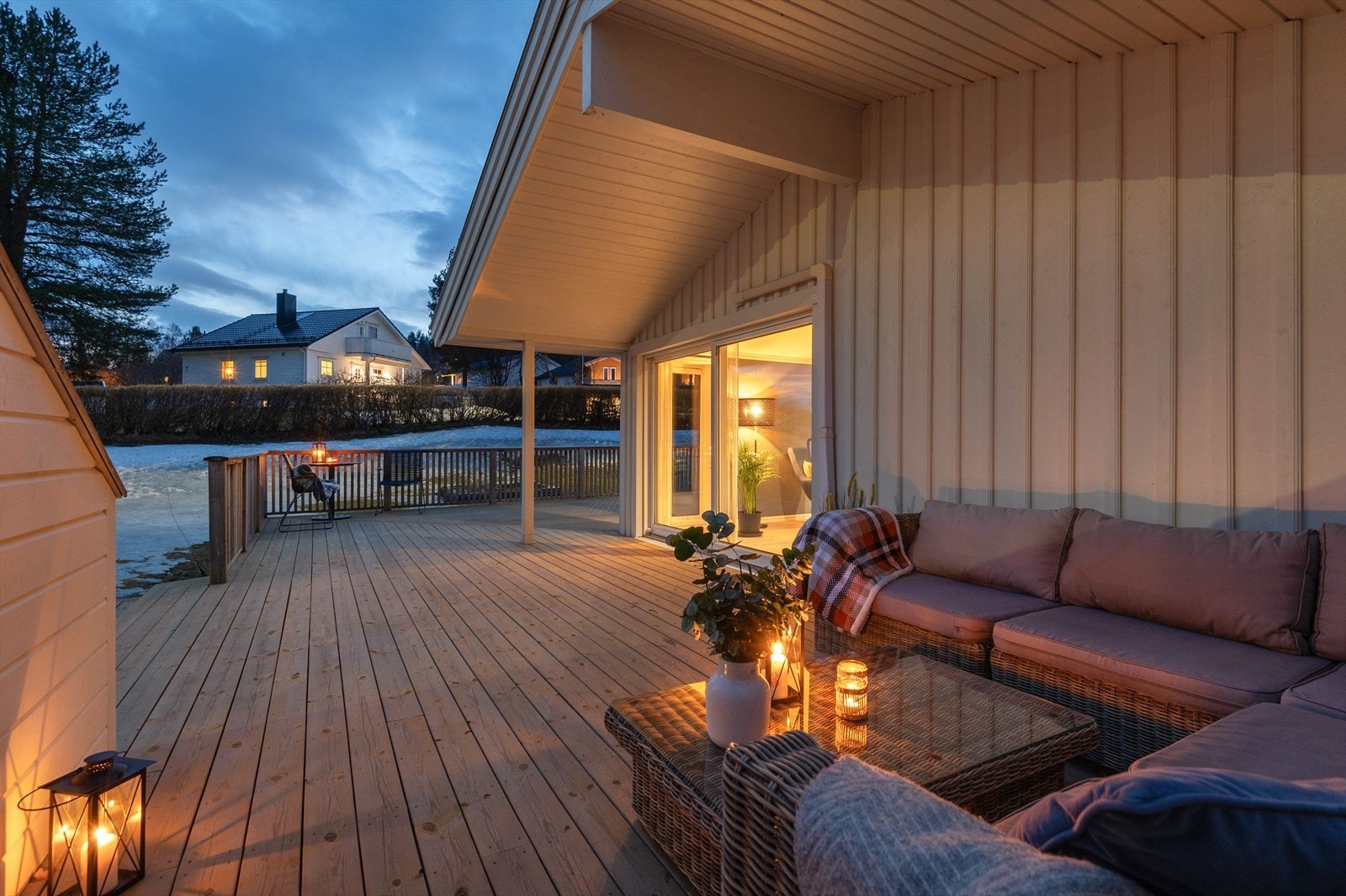 Eiendommen har store og solfylte uteplasser. Her kan man nyte solen fra tidlig om morgenen. ca. kl. 08 til seint på kvelden, ca. kl. 21 midtsommers. Galleribilde