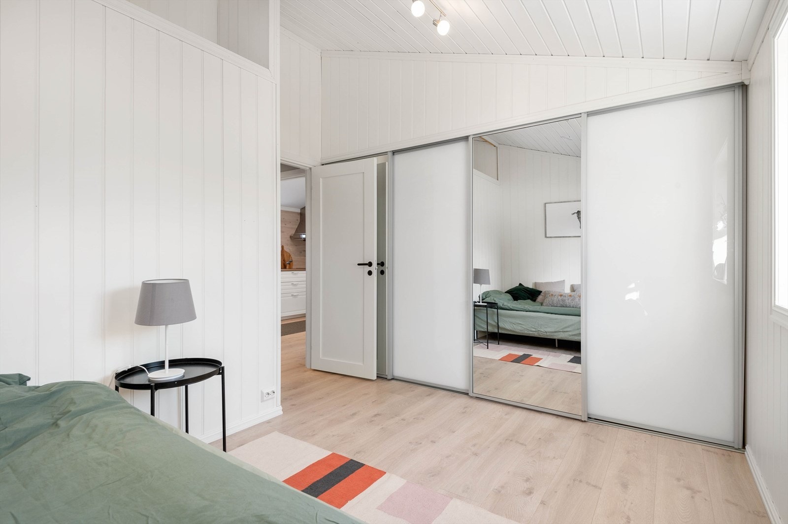 Det ene soverommet er utstyrt med stor skyvedørsgarderobe. Galleribilde