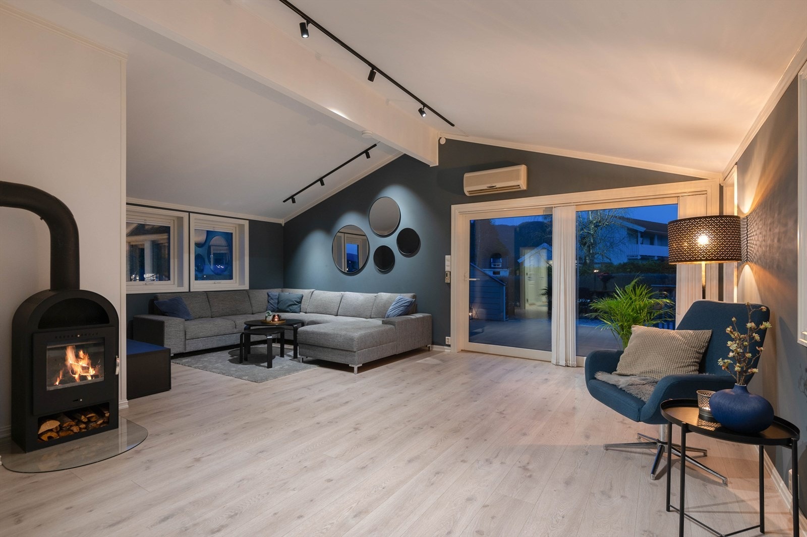 Stuetaket ble malt i 2024 og spotskinnene ble montert i 2023. Galleribilde