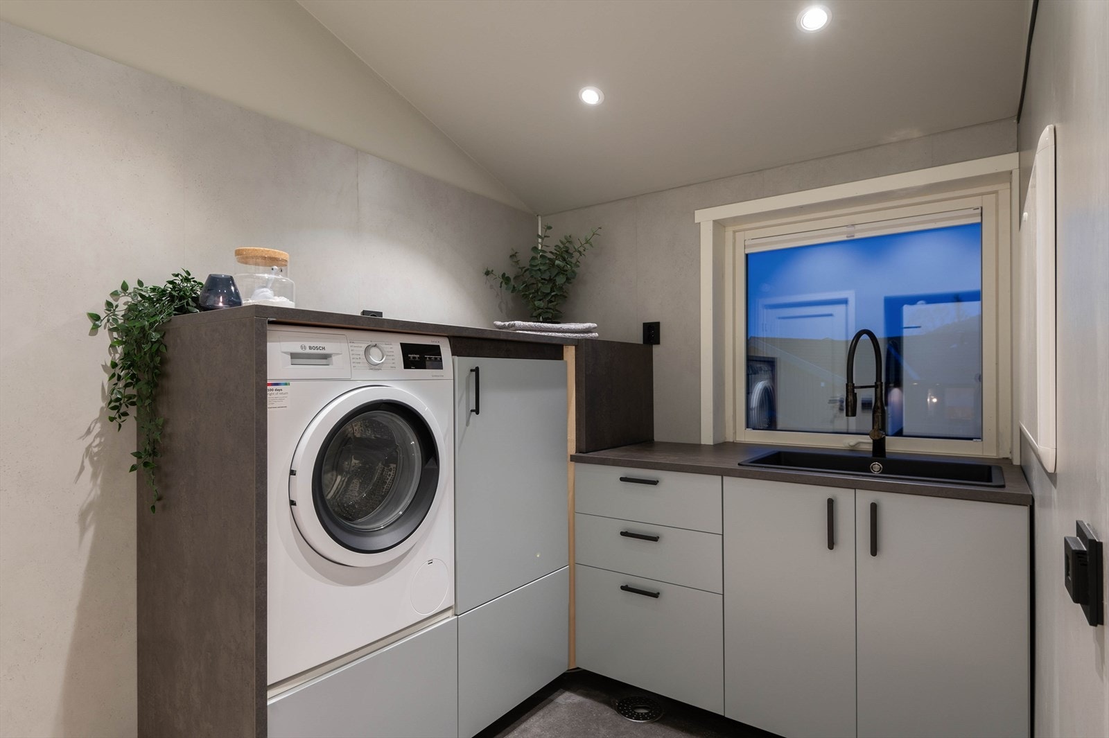 Vaskerommet ble pusset opp i 2022 og er praktisk innredet. Galleribilde